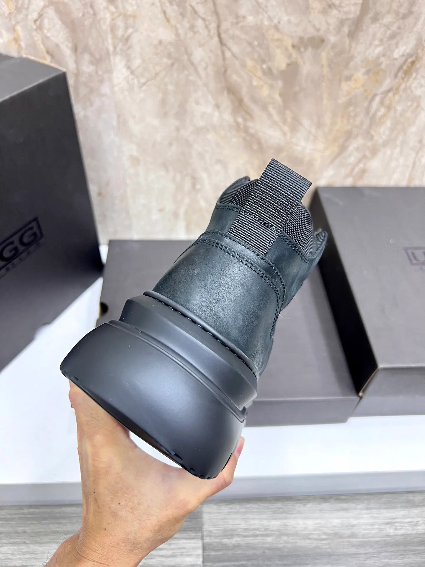 💰700 new UGG fur-integrated men's simple and fashionable snow shoes. The most worth buying at the end of this year are warm casual shoes. Whether you are out and about at home, their comfortable and warm performance will be your most suitable fashion companion! The material is cowhide upper and imported wool is used inside. Two layers of cowhide for warmth and comfort! The eva+ rubber patch outsole is cushioned, non-slip and wear-resistant, and has good elasticity. It is light and wear-resistant, comfortable and soft, and the new simple cut is more fashionable. It has both practicality and fashion sense, so you no longer have to worry about how to match it in winter, while still maintaining your fashionable taste. High-quality genuine wool produced in Dongguan. The material depends on the details! Size: 39-40-41-42-43-44